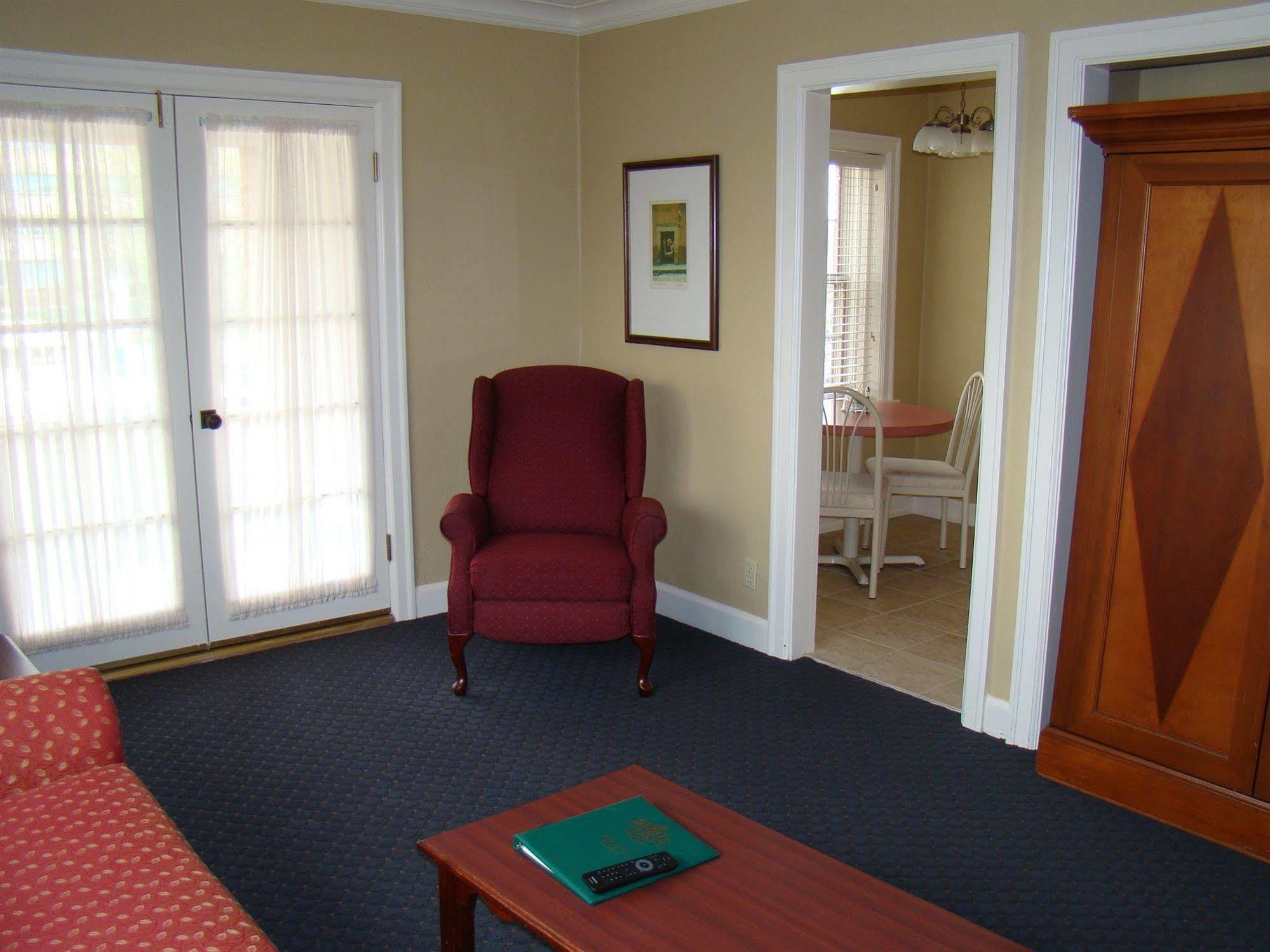 Senate Suites Extended Stay Hotel Topeka Exteriör bild