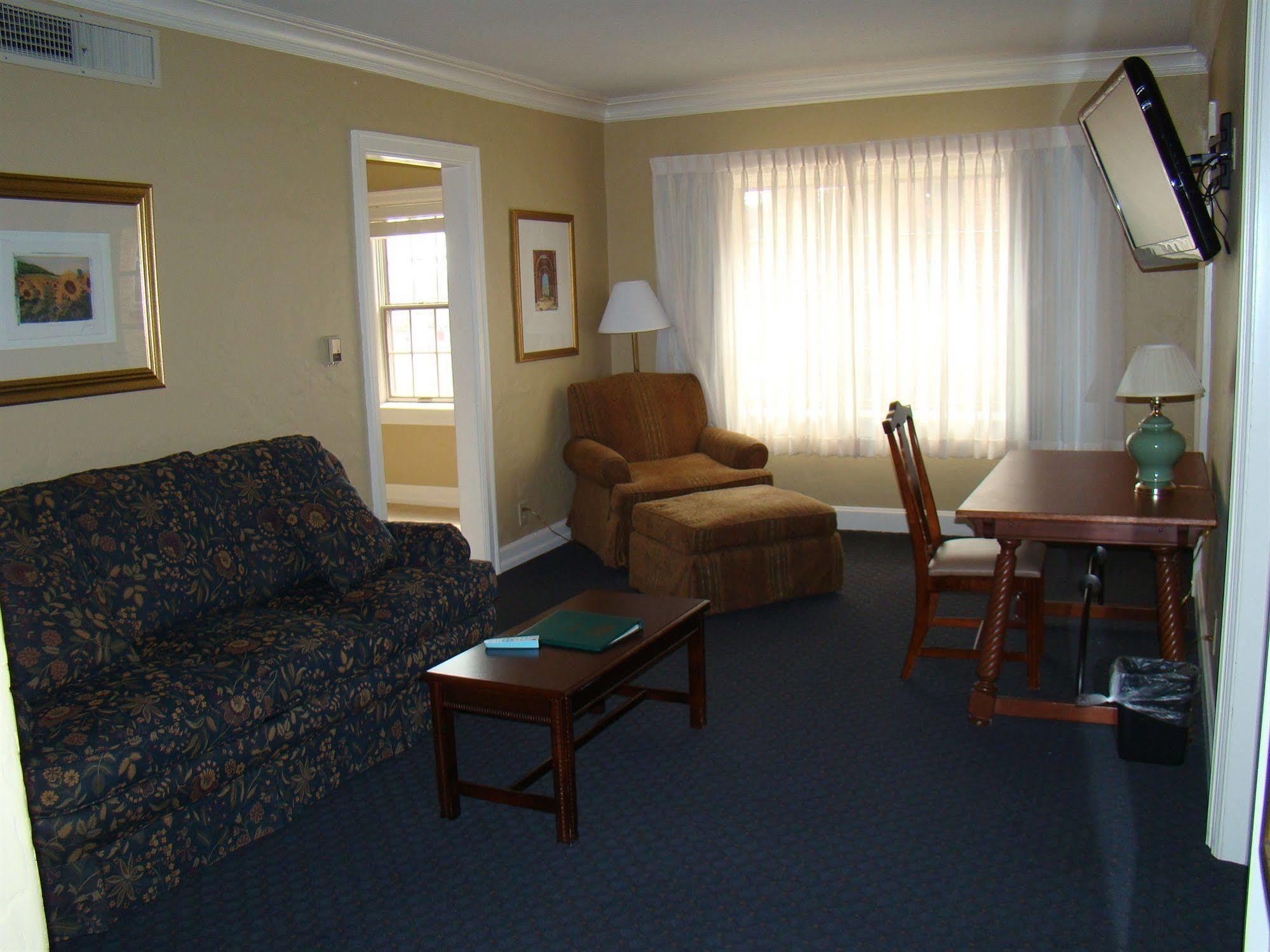 Senate Suites Extended Stay Hotel Topeka Exteriör bild
